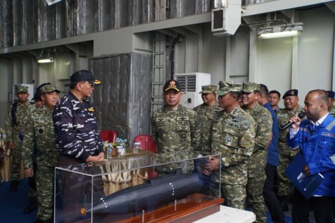 
					Menteri Pertahanan Sjafrie Sjamsoeddin didampingi Panglima TNI Jenderal TNI Agus Subiyanto dan Kepala Staf TNI Angkatan Laut Laksamana TNI Muhammad Ali saar meninjau uji coba peluncuran Torpedo. (Foto : Puspen TNI)