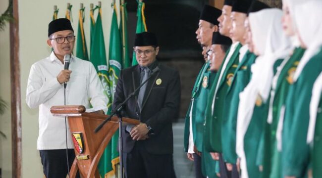 Ketua DPW LASQI Nusantara Jawa Barat, Dr. KH. Maman Imanulhaq, saat melantik Pengurus Lembaga Seni Qasidah Indonesia (LASQI) Nusantara Jaya Kabupaten Bandung. (Foto : Ist)
