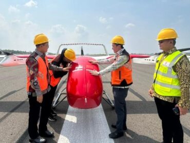 Anggota Komisi VIII DPR RI, Dr. KH. Maman Imanulhaq, saat hadiri uji terbang perdana drone kargo listrik DF-L100 di Bandara Internasional Kertajati, Majalengka, Jawa Barat, Senin (20/10/2025).. (Foto : HO)