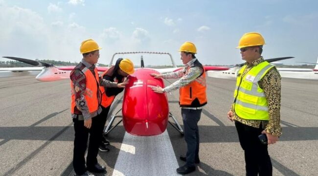 Anggota Komisi VIII DPR RI, Dr. KH. Maman Imanulhaq, saat hadiri uji terbang perdana drone kargo listrik DF-L100 di Bandara Internasional Kertajati, Majalengka, Jawa Barat, Senin (20/10/2025).. (Foto : HO)