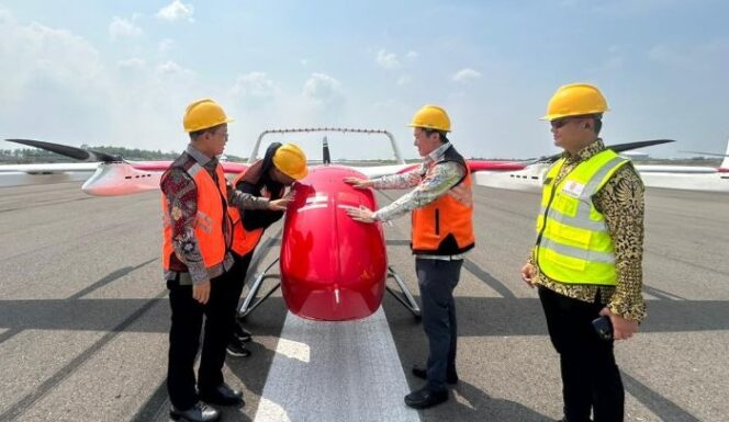 
					Anggota Komisi VIII DPR RI, Dr. KH. Maman Imanulhaq, saat hadiri uji terbang perdana drone kargo listrik DF-L100 di Bandara Internasional Kertajati, Majalengka, Jawa Barat, Senin (20/10/2025).. (Foto : HO)