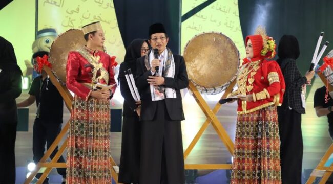 Menteri Agama (Menag) Nasaruddin Umar saat membuka Musabaqah Qira’atil Kutub (MQK) Internasional 2025 di Pesantren As’adiyah di Wajo, Sulawesi Selatan. (Foto : Humas Kemenag)
