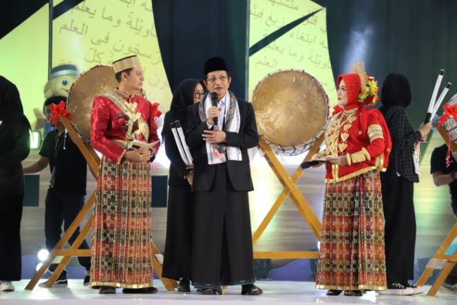 
					Menteri Agama (Menag) Nasaruddin Umar saat membuka Musabaqah Qira’atil Kutub (MQK) Internasional 2025 di Pesantren As’adiyah di Wajo, Sulawesi Selatan. (Foto : Humas Kemenag)