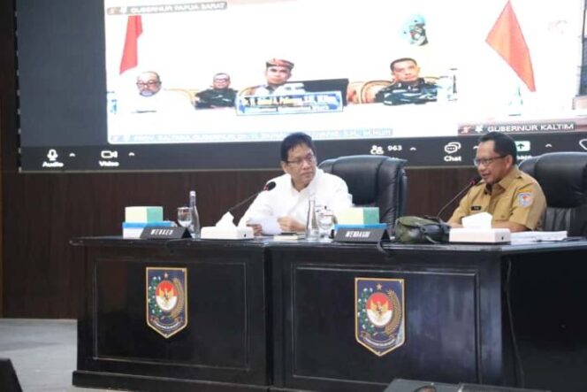 
					Mendagri Tito Karnavian didampingi Menteri Keuangan Purbaya Yudhi Sadewa saat memimpin  Rapat Koordinasi Pengendalian Inflasi Tahun 2025. (Foto : Puspen Kemendagri)
