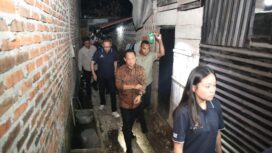 Mendagri Tito Karnavian saat blusukan ke perkampungan warga. (Foto : Puspen Kemendagri)
