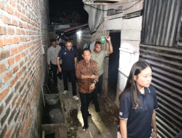 Mendagri Tito Karnavian saat blusukan ke perkampungan warga. (Foto : Puspen Kemendagri)