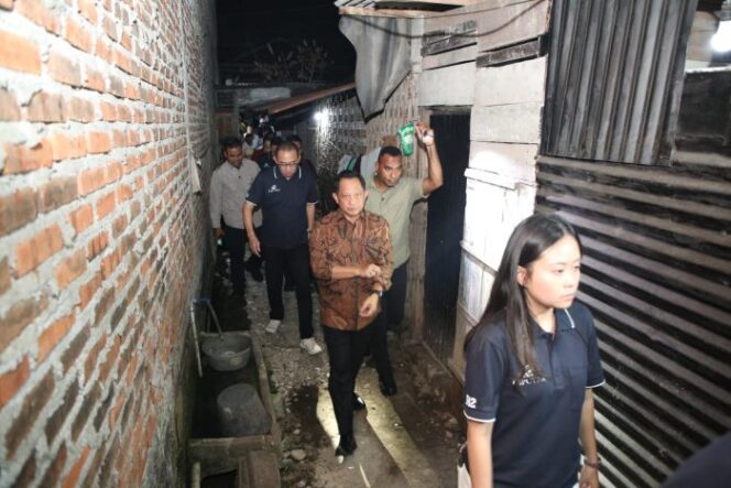 
					Mendagri Tito Karnavian saat blusukan ke perkampungan warga. (Foto : Puspen Kemendagri)