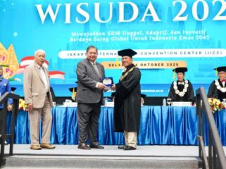 Menko Perekonomian Airlangga Hartarto saat menerima Cindera Mata dari Rektor Universitas Borobudur (Foto: Humas Kemenko Perekonomian)