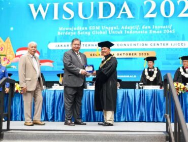 Menko Perekonomian Airlangga Hartarto saat menerima Cindera Mata dari Rektor Universitas Borobudur (Foto: Humas Kemenko Perekonomian)