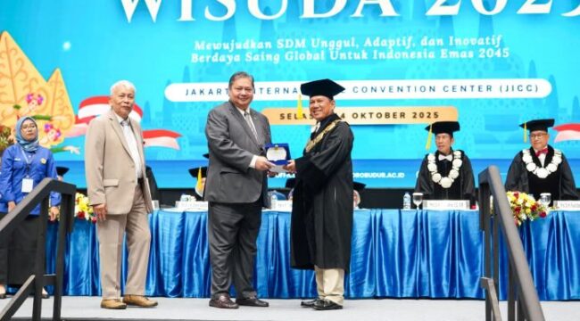 Menko Perekonomian Airlangga Hartarto saat menerima Cindera Mata dari Rektor Universitas Borobudur (Foto: Humas Kemenko Perekonomian)