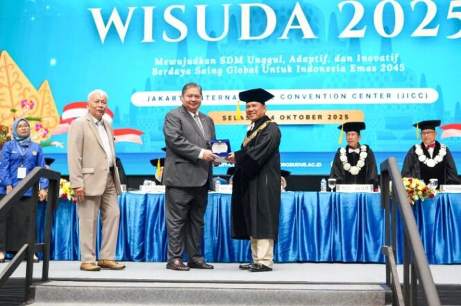 
					Menko Perekonomian Airlangga Hartarto saat menerima Cindera Mata dari Rektor Universitas Borobudur (Foto: Humas Kemenko Perekonomian)