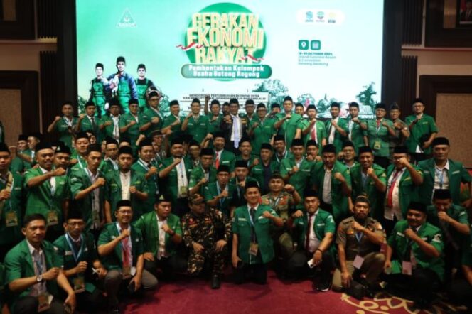 
					Menteri Pertanian Andi Amran Sulaiman saat berfoto bersama dengan Jajaran GP Ansor. (Foto : Humas Kementan )