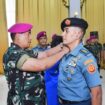 Panglima Korps Marinir (Pangkormar) Letnan Jenderal TNI (Mar) Dr. Endi Supardi, S.E., M.M., M.Tr.Opsla., CHRMP., CRMP saat menyematkan pangkat baru kepada salah satu Perwira Marinir (Foto : Humas Korps Marinir)
