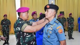 Panglima Korps Marinir (Pangkormar) Letnan Jenderal TNI (Mar) Dr. Endi Supardi, S.E., M.M., M.Tr.Opsla., CHRMP., CRMP saat menyematkan pangkat baru kepada salah satu Perwira Marinir (Foto : Humas Korps Marinir)