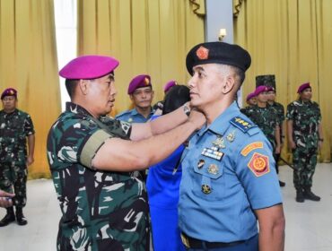 Panglima Korps Marinir (Pangkormar) Letnan Jenderal TNI (Mar) Dr. Endi Supardi, S.E., M.M., M.Tr.Opsla., CHRMP., CRMP saat menyematkan pangkat baru kepada salah satu Perwira Marinir (Foto : Humas Korps Marinir)
