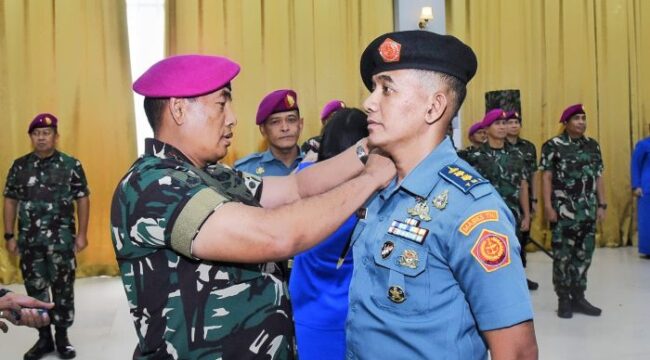 Panglima Korps Marinir (Pangkormar) Letnan Jenderal TNI (Mar) Dr. Endi Supardi, S.E., M.M., M.Tr.Opsla., CHRMP., CRMP saat menyematkan pangkat baru kepada salah satu Perwira Marinir (Foto : Humas Korps Marinir)