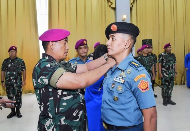 
					Panglima Korps Marinir (Pangkormar) Letnan Jenderal TNI (Mar) Dr. Endi Supardi, S.E., M.M., M.Tr.Opsla., CHRMP., CRMP saat menyematkan pangkat baru kepada salah satu Perwira Marinir (Foto : Humas Korps Marinir)