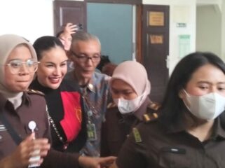 Artis Nikita Mirzani saat akan memasuki ruang sidang Pengadilan Negeri Jakarta Selatan. (Foto : Dok. Srihan/ Jejaknarasi.id)