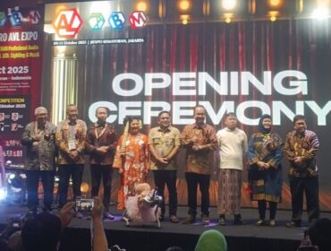CEO Krista Exhibitions, Daud D. Salim saat foto bersama dengan jajaran pendukung  usai pembukaan PRO AVL Indonesia 2025. (Foto : Krista Exhibitions)