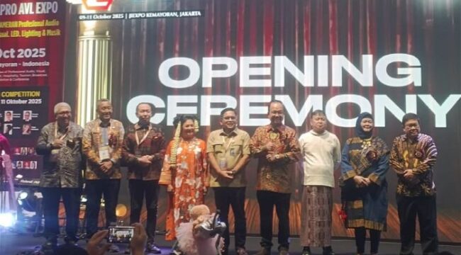 CEO Krista Exhibitions, Daud D. Salim saat foto bersama dengan jajaran pendukung  usai pembukaan PRO AVL Indonesia 2025. (Foto : Krista Exhibitions)