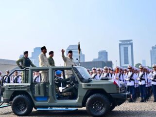 Panglima TNI Jenderal TNI Agus Subiyanto saat menemani Presiden Prabowo Subianto saat memeriksa barisan Upacara. ( Foto : Puspen TNI)