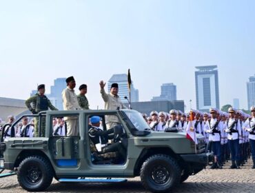 Panglima TNI Jenderal TNI Agus Subiyanto saat menemani Presiden Prabowo Subianto saat memeriksa barisan Upacara. ( Foto : Puspen TNI)