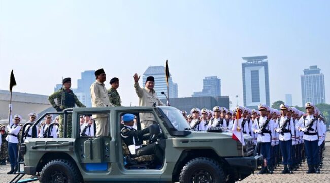 Panglima TNI Jenderal TNI Agus Subiyanto saat menemani Presiden Prabowo Subianto saat memeriksa barisan Upacara. ( Foto : Puspen TNI)