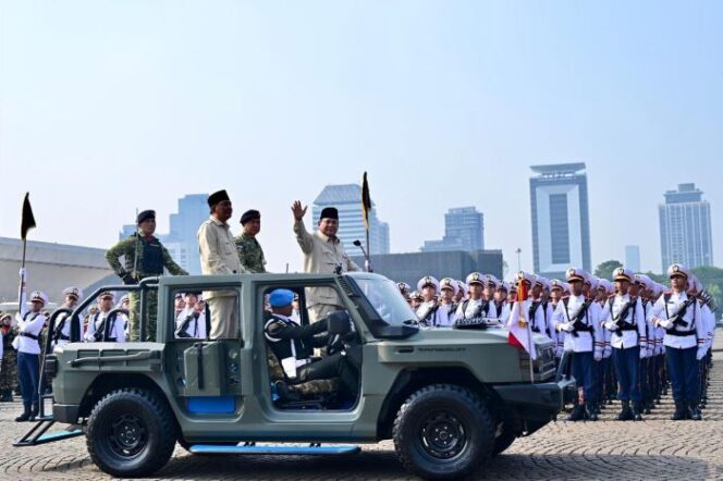 
					Panglima TNI Jenderal TNI Agus Subiyanto saat menemani Presiden Prabowo Subianto saat memeriksa barisan Upacara. ( Foto : Puspen TNI)