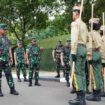 Panglima TNI Jenderal TNI Agus Subiyanto saat meniinjau Persami KKRI di Halim Perdanakusuma. (Foito : Puspen TNI)