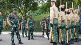 Panglima TNI Jenderal TNI Agus Subiyanto saat meniinjau Persami KKRI di Halim Perdanakusuma. (Foito : Puspen TNI)