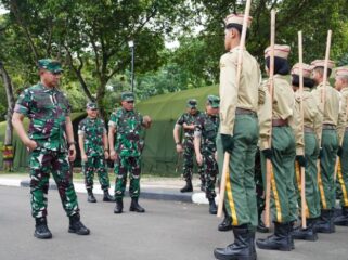 Panglima TNI Jenderal TNI Agus Subiyanto saat meniinjau Persami KKRI di Halim Perdanakusuma. (Foito : Puspen TNI)