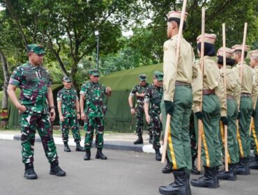 Panglima TNI Jenderal TNI Agus Subiyanto saat meniinjau Persami KKRI di Halim Perdanakusuma. (Foito : Puspen TNI)