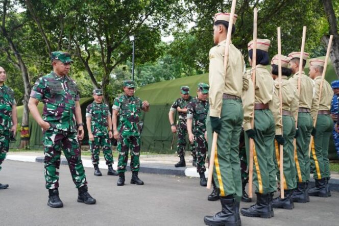 
					Panglima TNI Jenderal TNI Agus Subiyanto saat meniinjau Persami KKRI di Halim Perdanakusuma. (Foito : Puspen TNI)