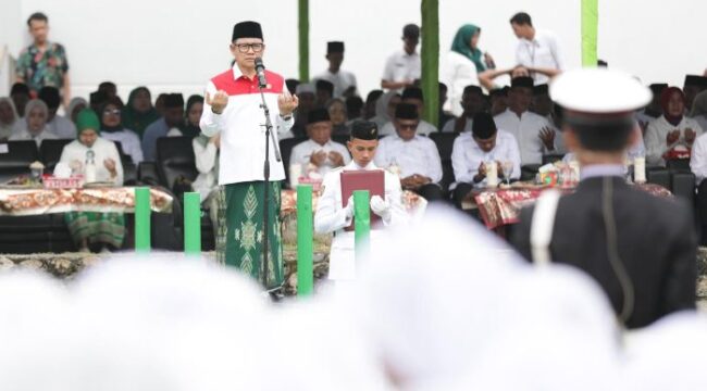 Ketua Partai Kebangkitan Bangsa (PKB) Muhaimin Iskandar saat memberikan doa dalam perayaan Hari Santtri 2025 . (Foto : PKB)