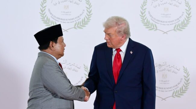 Presiden RI Prabowo Subianto saat berjabat tangan dengan Presiden Amerika Serikat Donald Trump. (Foto : Kemensesneg)