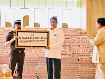 Jaksa Agung ST Burhanuddin saat menyerahkan uang  sitaan hasil korupsi CPO kepada Menteri  Keuangan  Purbaya Yudhi Sadewa, disaksikan langsung oleh Presiden Prabowo Subianto. (Foto : Sesneg)