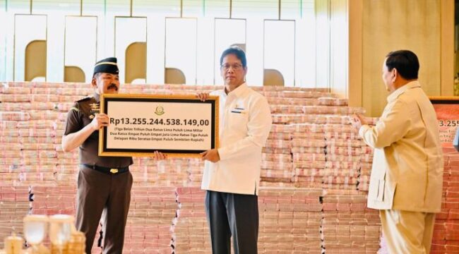 Jaksa Agung ST Burhanuddin saat menyerahkan uang  sitaan hasil korupsi CPO kepada Menteri  Keuangan  Purbaya Yudhi Sadewa, disaksikan langsung oleh Presiden Prabowo Subianto. (Foto : Sesneg)
