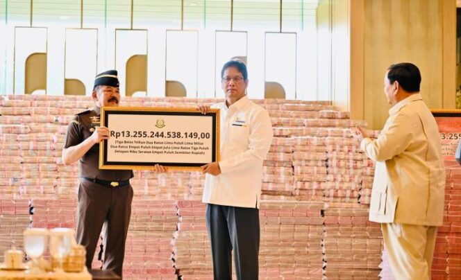 
					Jaksa Agung ST Burhanuddin saat menyerahkan uang  sitaan hasil korupsi CPO kepada Menteri  Keuangan  Purbaya Yudhi Sadewa, disaksikan langsung oleh Presiden Prabowo Subianto. (Foto : Sesneg)