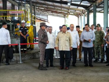  Panglima TNI Jenderal TNI Agus Subiyanto saat mendampingi Presiden Republik Indonesia Prabowo Subianto dalam kunjungan kerja ke Kawasan Smelter PT Tinindo Internusa, Pangkal Pinang, Bangka Belitung. (Foto: Puspen TNI)