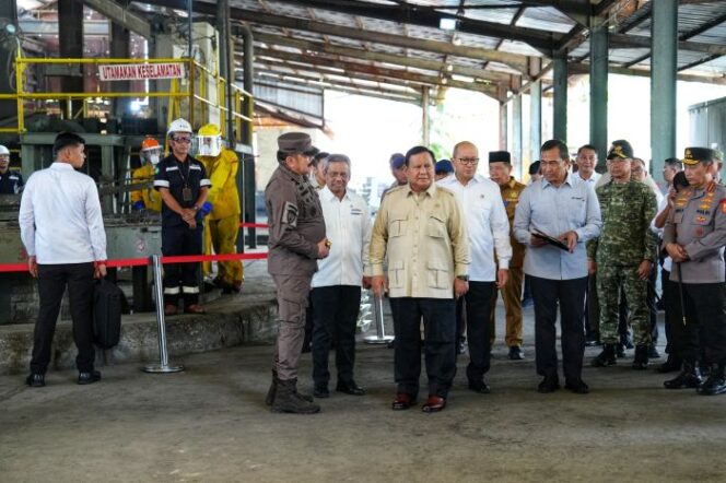 
					 Panglima TNI Jenderal TNI Agus Subiyanto saat mendampingi Presiden Republik Indonesia Prabowo Subianto dalam kunjungan kerja ke Kawasan Smelter PT Tinindo Internusa, Pangkal Pinang, Bangka Belitung. (Foto: Puspen TNI)