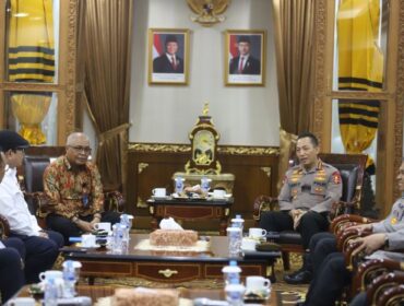 Kapolri Jenderal Listyo Sigit Prabowo saat menerima Ketua PWI Pusat Akhmad Munir bersama jajaran perngurus . (Foto : PWI)