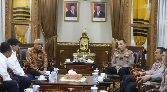 Kapolri Jenderal Listyo Sigit Prabowo saat menerima Ketua PWI Pusat Akhmad Munir bersama jajaran perngurus . (Foto : PWI)
