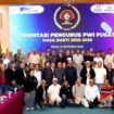 Ketua PWI Pusat Akhmad  Munir di tengah jajaran pengurus usai mengadakan orientasi. (Foto : Humas PWI  Pusat)