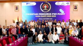 Ketua PWI Pusat Akhmad  Munir di tengah jajaran pengurus usai mengadakan orientasi. (Foto : Humas PWI  Pusat)