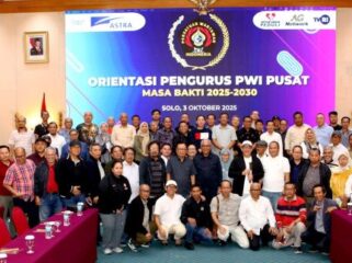 Ketua PWI Pusat Akhmad  Munir di tengah jajaran pengurus usai mengadakan orientasi. (Foto : Humas PWI  Pusat)