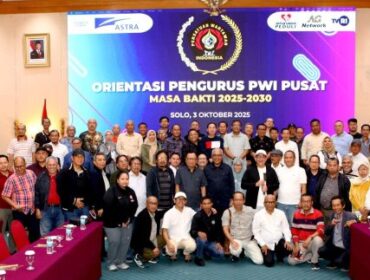 Ketua PWI Pusat Akhmad  Munir di tengah jajaran pengurus usai mengadakan orientasi. (Foto : Humas PWI  Pusat)
