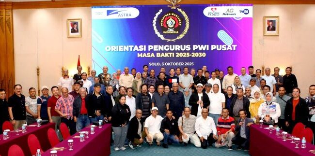 Ketua PWI Pusat Akhmad  Munir di tengah jajaran pengurus usai mengadakan orientasi. (Foto : Humas PWI  Pusat)