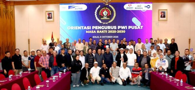 
					Ketua PWI Pusat Akhmad  Munir di tengah jajaran pengurus usai mengadakan orientasi. (Foto : Humas PWI  Pusat)