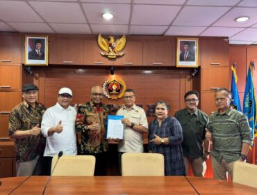 Ketua PWI Pusat Akhmad Munir saat menyerahkan Surat Keputusan kepada PWI Jaya Kesit B  Handoyo. (Foto : PWI )
