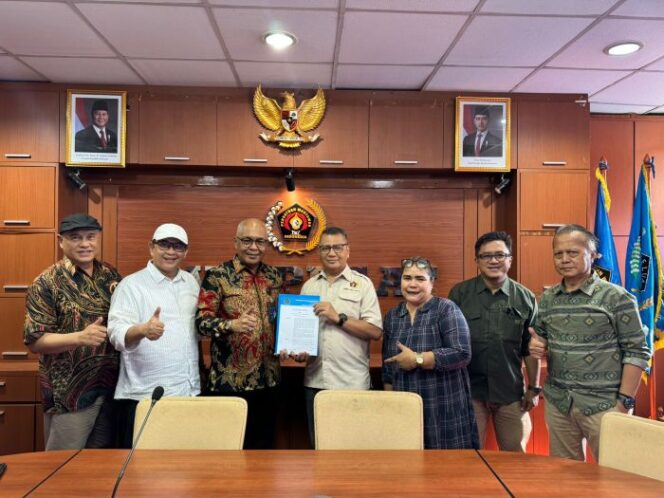 
					Ketua PWI Pusat Akhmad Munir saat menyerahkan Surat Keputusan kepada PWI Jaya Kesit B  Handoyo. (Foto : PWI )